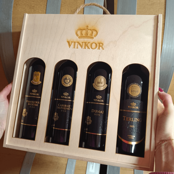Set 4 červených vín z rodinného vinárstva Vinkor uložené v drevenej kazete s logom vinárstva