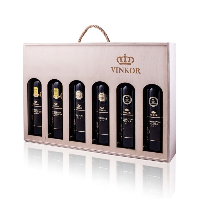Darčeková drevená kazeta s logom vinárstva Vinkor obsahujúca 3 druhy červeného vína umiestnených v NSV SR