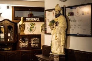 Degustačná miestnosť vo vinárstve Vinkor s dominantou sochy sv. Urbana - vinkor.sk