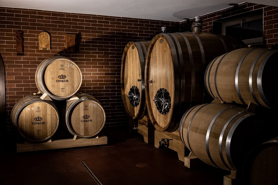 Drevené barikové sudy v barikovej miestnosti vinárstva Vinkor - Malé Karpaty