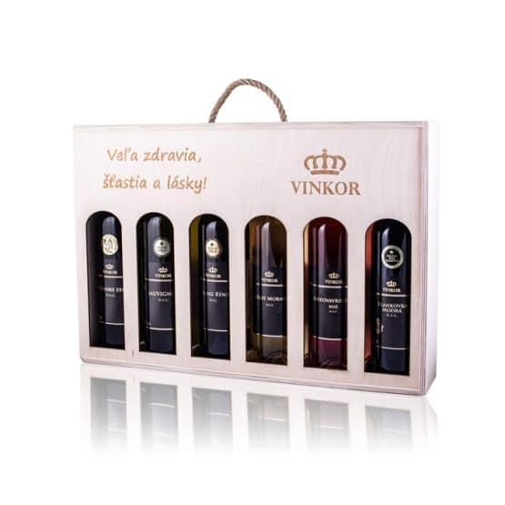 Darčeková drevená kazeta s venovaním (Veľa zdravia, šťastia a lásky) na 6 fľiaš vína, obsahuje logo vinárstva Vinkor z Malých Karpát