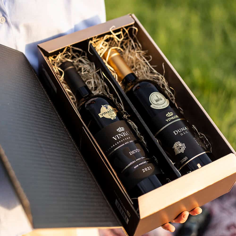 Darčekové balenie 2 vín s názvom-To pravé slovenské, zahŕňa biely Devín a červený Dunaj