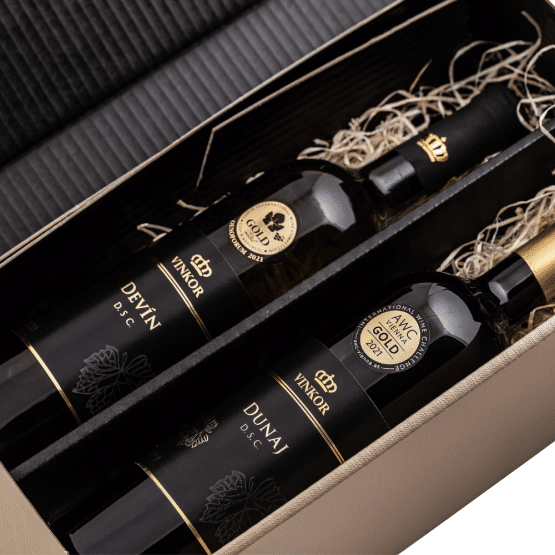 Darčekové balenie 2 suchých vín - bieleho Devínu a červeného Dunaja uložených v zlatej krabici s vlnou, so stuhou a venovaním ako bonus