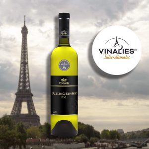 Biele suché víno Rizling Rýnsky 2020 z vinárstva Vinkor si zo súťaže Vinalies Internationales odnieslo striebornú medailu, na obrázku v pozadí Eiffelova veža