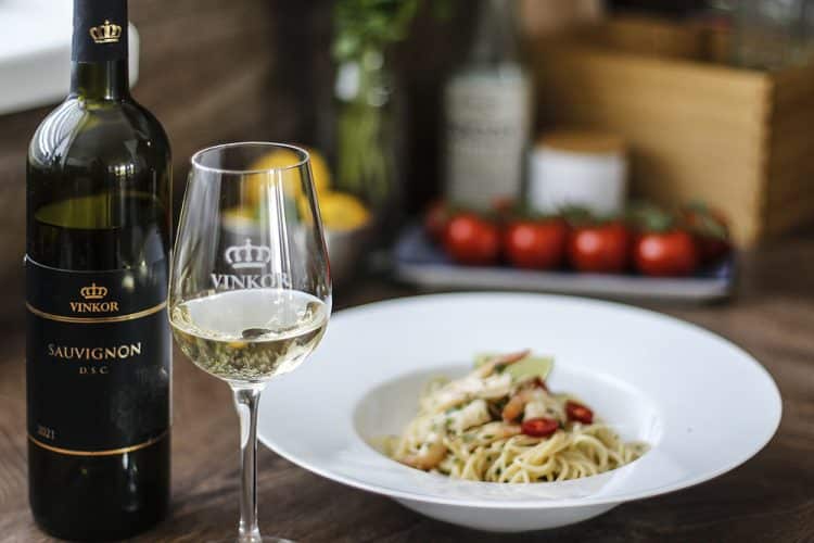 Krása ukrytá v jednoduchosti – Capelli s krevetami v omáčke z bieleho vína Sauvignon 2021 (recpet)- vinárstvo Vinkor Malé Karpaty