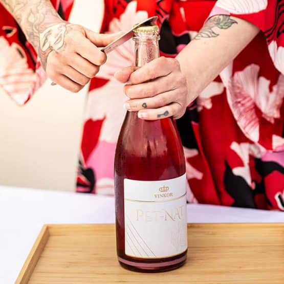 Prírodne šumivé víno PET-NAT Rosé 2021 z rodinného vinárstva Vinkor prechádza prvotnou fermentáciou, a to priamo vo fľaši