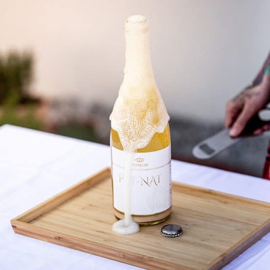 Prírodne šumivé víno PET-NAT 2021 z rodinného vinárstva Vinkor prechádza prvotnou fermentáciou, a to priamo vo fľaši
