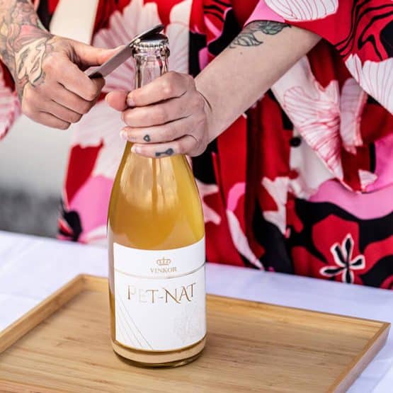 Prírodne šumivé víno PET-NAT 2021 z rodinného vinárstva Vinkor prechádza prvotnou fermentáciou, a to priamo vo fľaši