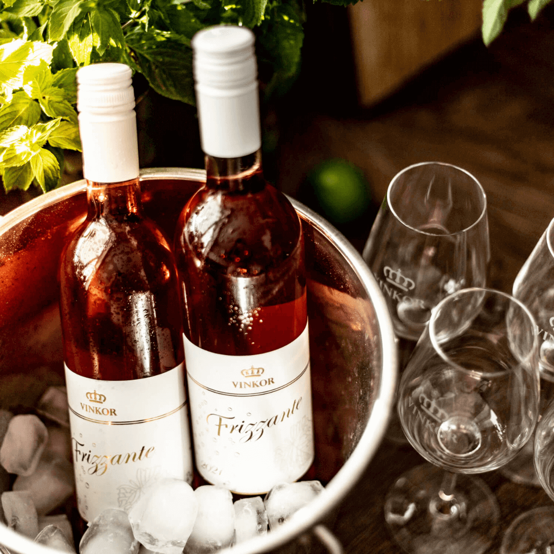 Polosladké sýtené ružové víno Frizzante Rosé 2021 z vinárstva Vinkor z Vinosadov