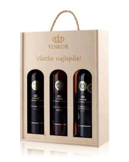 Darčeková drevená kazeta s vyrytým textom Všetko najlepšie a logom vinárstva Vinkor naplnená 3 suchými vínami