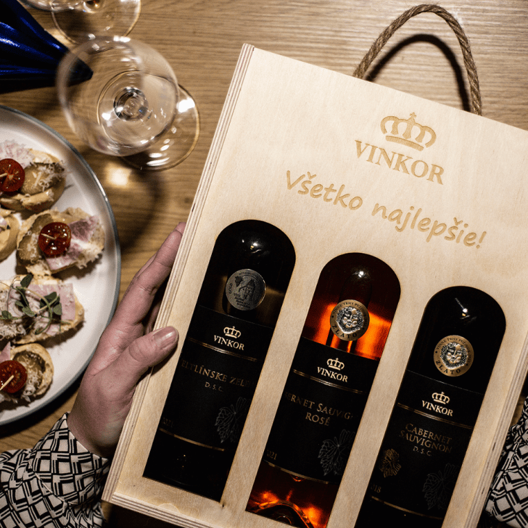 Darčeková drevená kazeta s vyrytým textom Všetko najlepšie a logom vinárstva Vinkor naplnená 3 suchými vínami