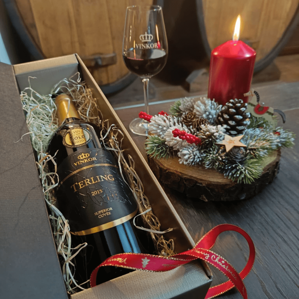 Červené superior cuvee Terling 2015 z vinárstva Vinkor, uložené v zlatej elegantnej krabici vystlanej drevitou vlnou