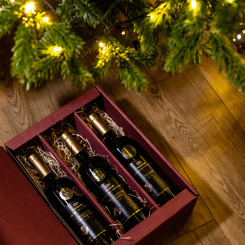 Vianočná krabica s 3 červenými vínami z rodinného vinárstva Vinkor