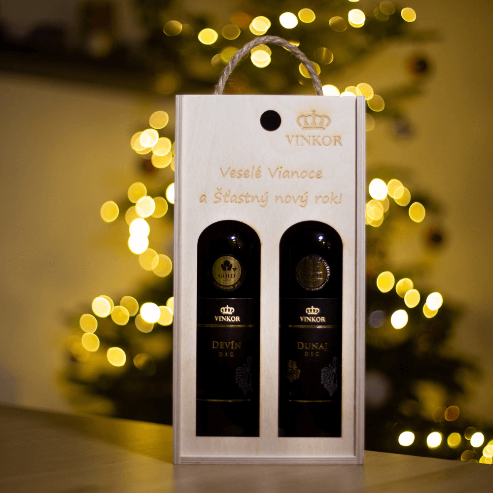 Darčeková vianočná drevená kazeta naplnená 2 vínami, s gravírovaným textom: Veselé Vianoce a Šťastný nový rok!