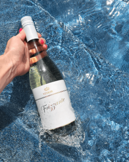 Sýtené suché víno Frizzante 2022 z rodinného vinárstva Vinkor z Malých Karpát