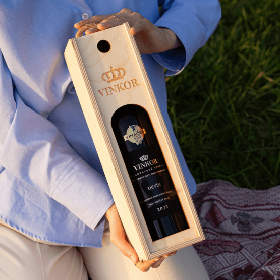 Biely suchý Devín 2023 zahalený v drevenej kazete z rodinného vinárstva Vinkor