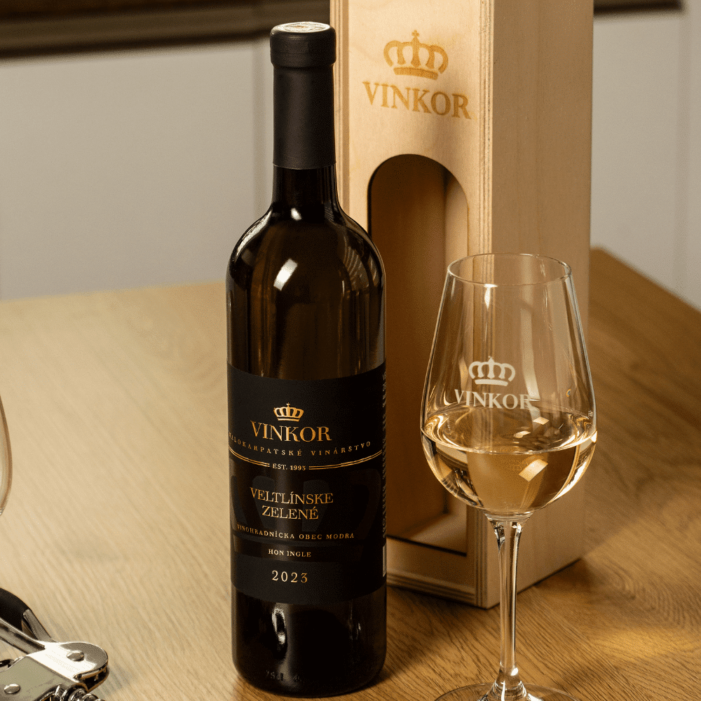 Biele suché víno Veltlínske zelené 2023 z rodinného vinárstva Vinkor z Malých Karpát