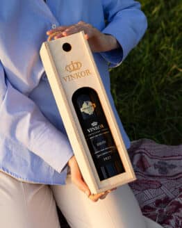 98bodový Devín 2023 z vinárstva Vinkor, uložený v drevenej kazete