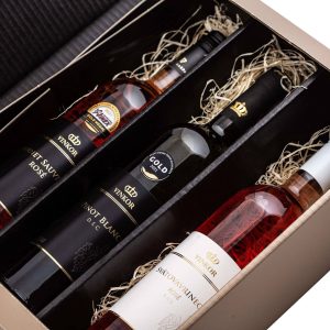Kolekcia 3 vín s názvom Ženské pokušenie zabalené v elegantnej krabici s mašľou obsahuje 2 ružové a 1 poloslladké biele víno - vinárstvo Vinkor Malé Karpaty